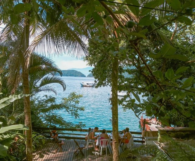 Almuerzo familiar de Natal 🧑‍🎄 
Vida In natura 🌴🐒🐠
Deck pousada Cruzoé.
Reservas:
Atenção em português
+55 24 99927-3973
Atención en español & ingles
+55 24 99988-4077
ILHA GRANDE IN NATURA:
🐒 Pousada Lagamar
👨‍👩‍👧‍👧Pousada Dolce Vita
🐠Pousada Cruzoe
🏝Cantinho Da Ilha.
🚤Natura tours
🤿Natura Dive
🍕 Pizzaria da Vermelha
# ilha grande no es
#ilhagranderj #riodejaneiro
#praiavermelhailhagrande
#ilhagrandeinnatura
#beachlife #ilha #ilhagrande_bra
#playasparadisíacas
#playasolyarena
#beaching #islandlife
#caribebrasilero
#natureza #travelphotographyl
#araçatiba #ataçatibinha #brazil #bresil